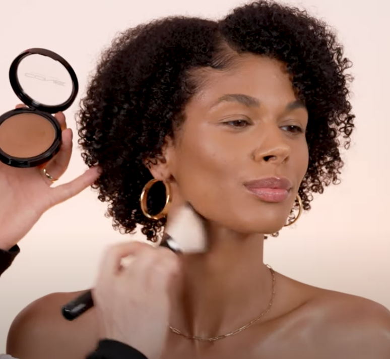 BRONZATORE OPACO DI VELLUTO (VELVET MATTE BRONZER)